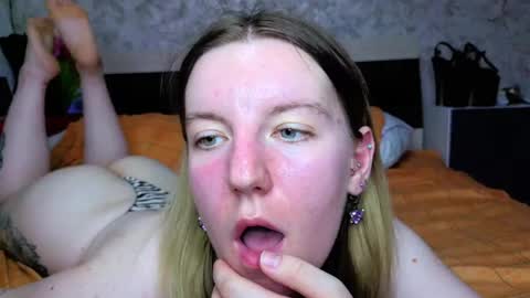 Snapshot of baiambel_mi chatting on April 21, 3:39 pm holly online show from April 21, 3:39 pm
