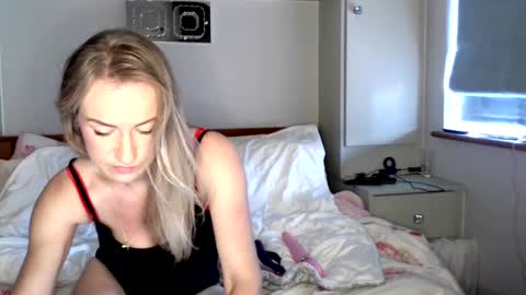 Snapshot of bambina_valentina chatting on December 15, 1:00 pm Totty Nutty online show from December 15, 1:00 pm