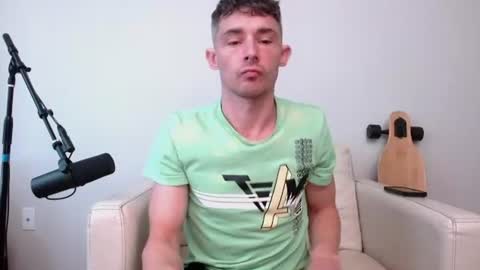 Snapshot of bananacurvesleft chatting on June 23, 3:21 pm bananacurvesleft online show from June 23, 3:21 pm