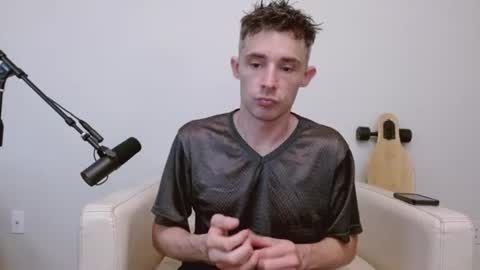 Snapshot of bananacurvesleft chatting on June 25, 12:32 am bananacurvesleft online show from June 25, 12:32 am