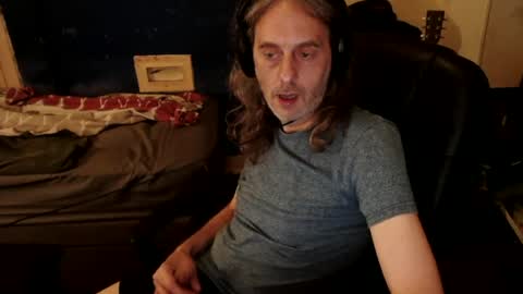 Snapshot of bangintoleather chatting on July 2, 2:11 am bangintoleather online show from July 2, 2:11 am