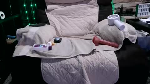 Snapshot of banjoey48 chatting on December 15, 7:35 am BANJOEY online show from December 15, 7:35 am