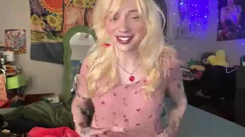 Snapshot of bardoteyed chatting on February 24, 7:45 pm Bardot Eyed online show from February 24, 7:45 pm