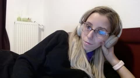 Snapshot of barelylegalblondy chatting on February 4, 6:47 pm Lena online show from February 4, 6:47 pm