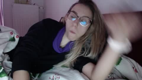 Snapshot of barelylegalblondy chatting on February 5, 9:03 am Lena online show from February 5, 9:03 am