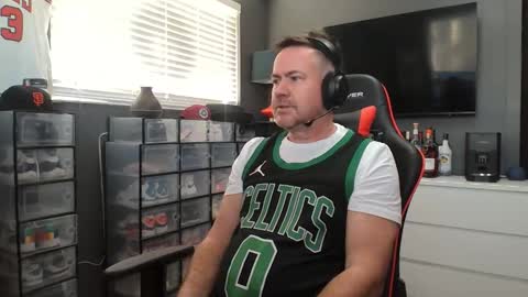 Snapshot of basketballjerseygang chatting on November 27, 7:05 pm Jordan online show from November 27, 7:05 pm