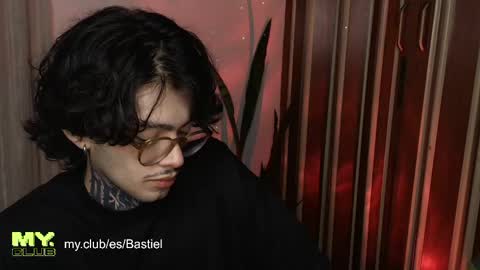 Snapshot of bastiel_ chatting on April 18, 11:38 pm Bastiel online show from April 18, 11:38 pm