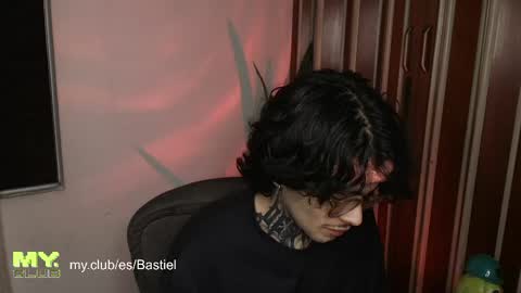 Snapshot of bastiel_ chatting on May 9, 3:01 am Bastiel online show from May 9, 3:01 am