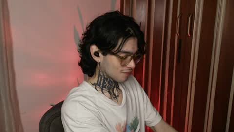 Snapshot of bastiel_ chatting on June 20, 12:25 am Bastiel online show from June 20, 12:25 am