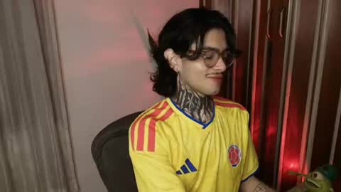 Snapshot of bastiel_ chatting on July 15, 11:43 pm Bastiel online show from July 15, 11:43 pm