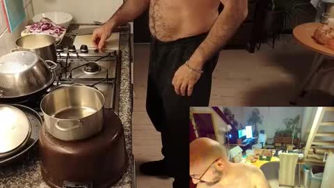 Snapshot of bazzz_8 chatting on December 1, 4:34 pm bazzz_8 online show from December 1, 4:34 pm