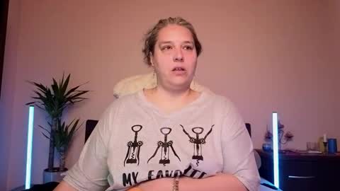 Snapshot of bbw_goddes chatting on February 8, 6:22 pm Love online show from February 8, 6:22 pm