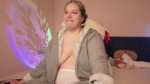 Snapshot of bbw_goddes chatting on May 18, 12:11 pm Love online show from May 18, 12:11 pm