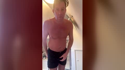 Snapshot of beachlover39 chatting on February 23, 10:12 am Beachlover39 online show from February 23, 10:12 am