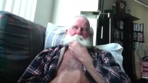 Snapshot of beardbushy chatting on May 4, 2:24 pm beardbushy online show from May 4, 2:24 pm