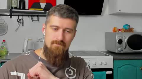 Snapshot of bearded_legend chatting on September 17, 12:01 am Zeus online show from September 17, 12:01 am