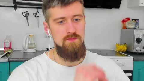 Snapshot of bearded_legend chatting on April 23, 3:08 am Zeus online show from April 23, 3:08 am