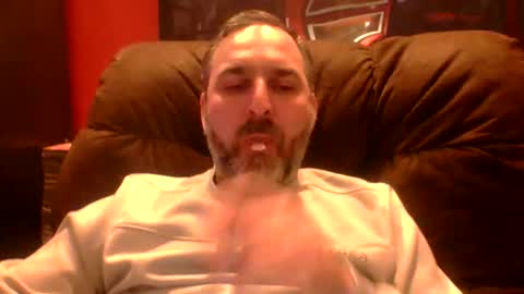 Snapshot of beardedambition chatting on April 19, 8:33 pm beardedambition online show from April 19, 8:33 pm