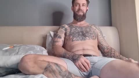 Snapshot of beardedtattedguy chatting on November 1, 10:28 am beardedtattedguy online show from November 1, 10:28 am