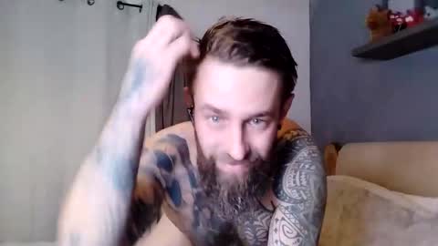 Snapshot of beardedtattedguy chatting on November 4, 4:28 pm beardedtattedguy online show from November 4, 4:28 pm