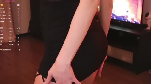 Snapshot of beatricefawne chatting on January 30, 11:02 pm Bzzz Bea online show from January 30, 11:02 pm