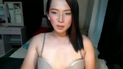 Mia online show from June 3, 8:39 am
