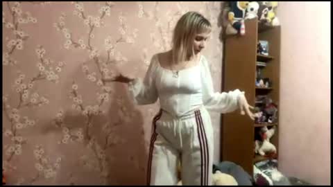 Mia online show from April 4, 3:09 pm