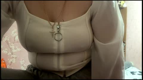 Mia online show from April 18, 7:07 pm