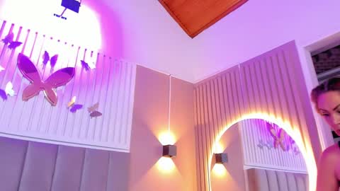 Snapshot of beauty_milf4 chatting on January 17, 11:07 pm Chantall online show from January 17, 11:07 pm