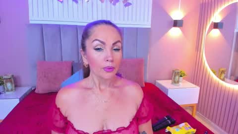 Snapshot of beauty_milf4 chatting on January 18, 7:48 pm Chantall online show from January 18, 7:48 pm