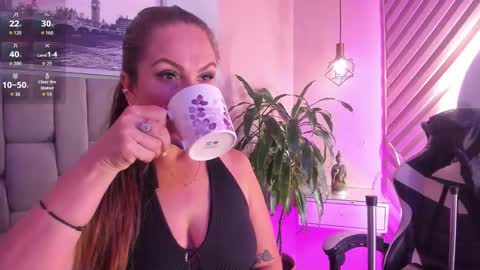 Snapshot of beauty_milf4 chatting on October 15, 11:54 am Chantall online show from October 15, 11:54 am