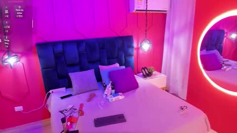 Snapshot of beauty_milf4 chatting on October 19, 11:33 am Chantall online show from October 19, 11:33 am