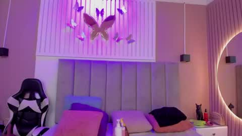 Snapshot of beauty_milf4 chatting on July 11, 11:35 am Chantall online show from July 11, 11:35 am
