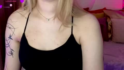 Snapshot of beauty_sashaxx chatting on April 21, 2:45 pm beauty Sasha online show from April 21, 2:45 pm