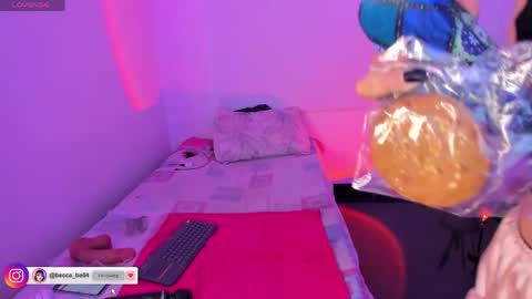 Snapshot of becca_be_ chatting on May 6, 3:24 am Becca is here online show from May 6, 3:24 am