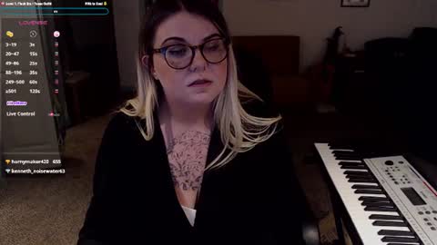 Snapshot of beccalubov chatting on June 22, 10:45 am Becca Lubov online show from June 22, 10:45 am