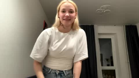 Snapshot of beckieapollo chatting on June 2, 9:28 pm Kate online show from June 2, 9:28 pm