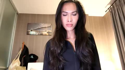 bee_thai online show from June 3, 10:15 pm