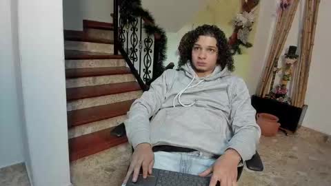 independent model online show from December 20, 8:10 am