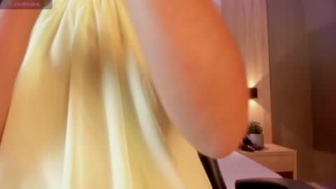 Snapshot of bella1207 chatting on April 25, 7:22 pm Bella cam online show from April 25, 7:22 pm