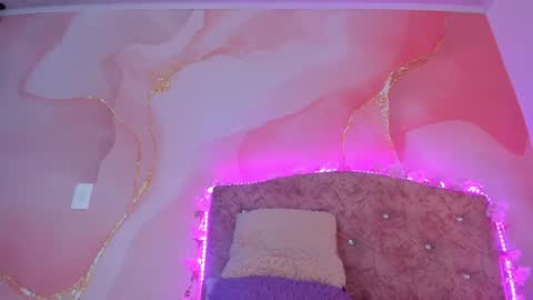 Snapshot of bella__sweets chatting on December 24, 6:17 pm Melanie online show from December 24, 6:17 pm