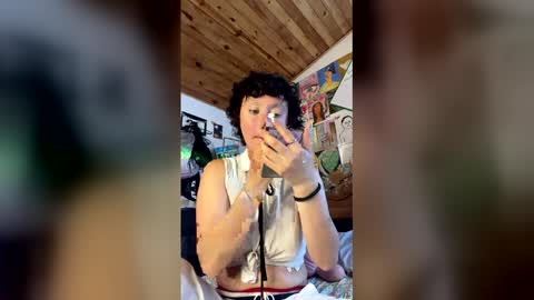 Snapshot of bella__w chatting on January 17, 7:50 pm Zia online show from January 17, 7:50 pm