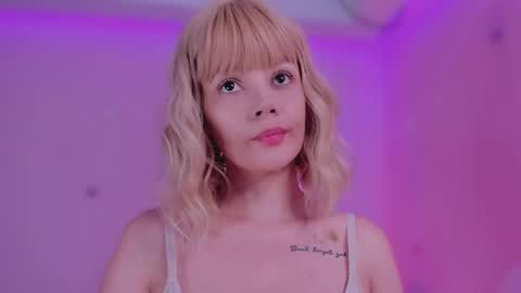 Snapshot of bella_adams_ chatting on February 13, 7:52 pm isabella online show from February 13, 7:52 pm