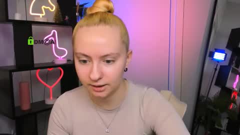 Snapshot of bella_blade chatting on December 21, 6:42 am bella_blade online show from December 21, 6:42 am
