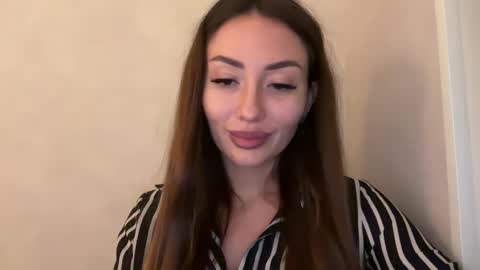 Snapshot of bella_foxxi chatting on December 1, 6:52 pm bella_foxxi online show from December 1, 6:52 pm