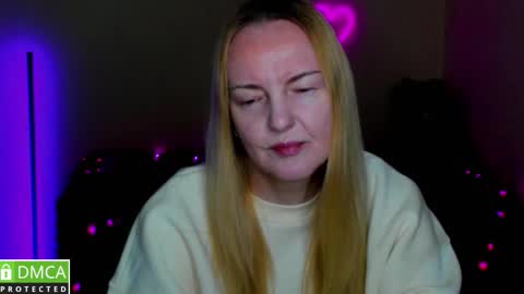 Snapshot of bella_hadatt chatting on February 21, 12:28 pm Bella online show from February 21, 12:28 pm