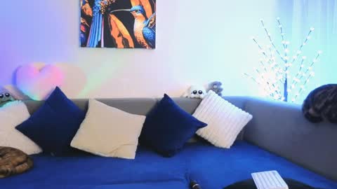 Snapshot of bella_hillss chatting on April 7, 6:52 pm Bella online show from April 7, 6:52 pm