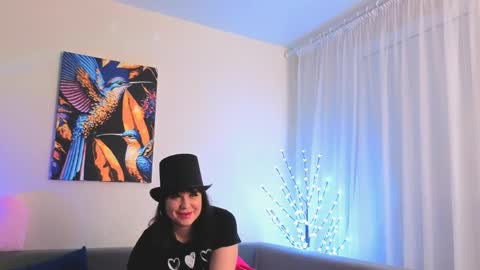 Snapshot of bella_hillss chatting on April 30, 8:15 pm Bella online show from April 30, 8:15 pm