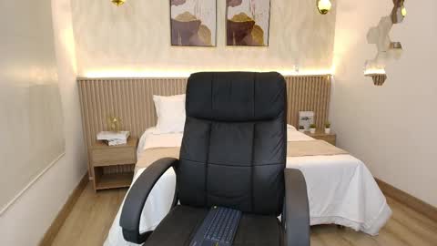 bella_millers online show from April 1, 6:49 pm