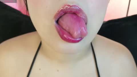 Snapshot of bella_saint33 chatting on July 31, 6:46 am bella online show from July 31, 6:46 am
